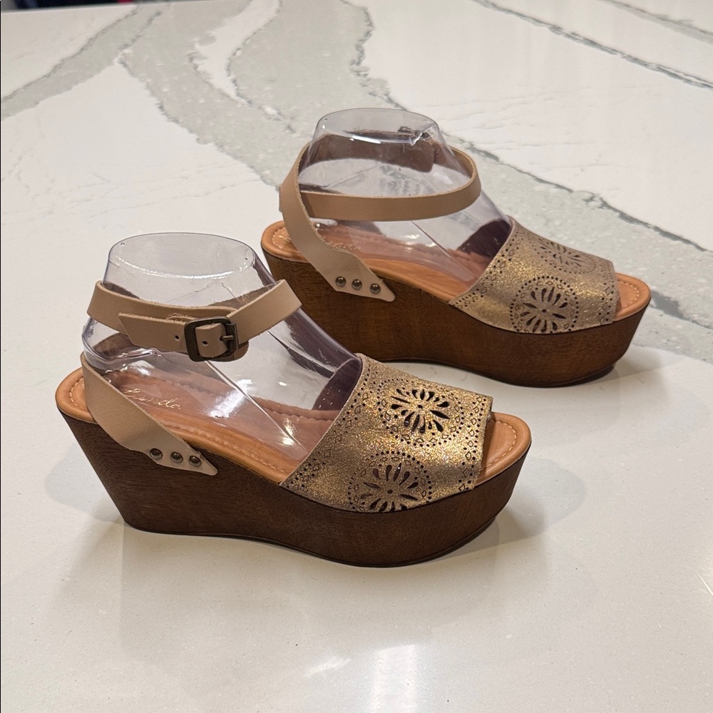 Liendo Gold and Brown Cutout Wedge Sandals 2” Platform 3.5” Heel